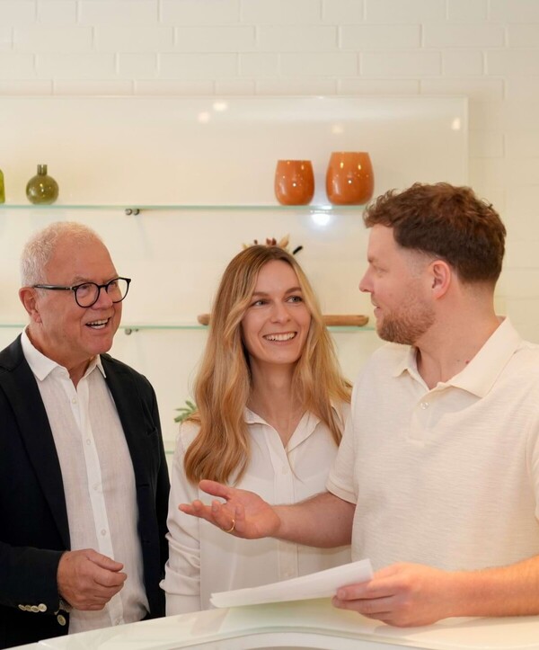 Das &Auml;rzte-Team an der Rezeption im Gespr&auml;ch. Von links nach rechts: Wolfgang Jordan, Isabell Jordan, Erik Jordan.