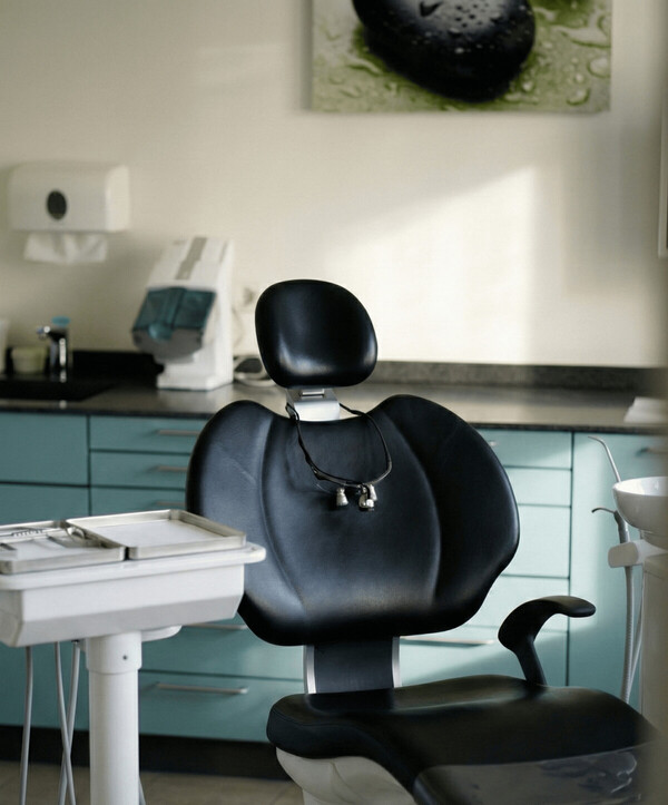 Foto des Behandlungszimmers mit dem Fokus auf einen Behandlungsstuhl.