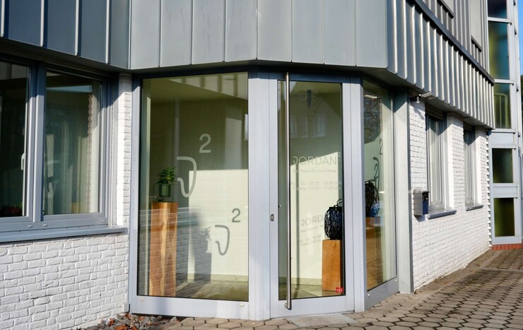 Foto des Praxiseingangs von au&szlig;en.