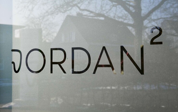 Foto der Fensterbeklebung mit dem Logo "JORDAN&sup2;".