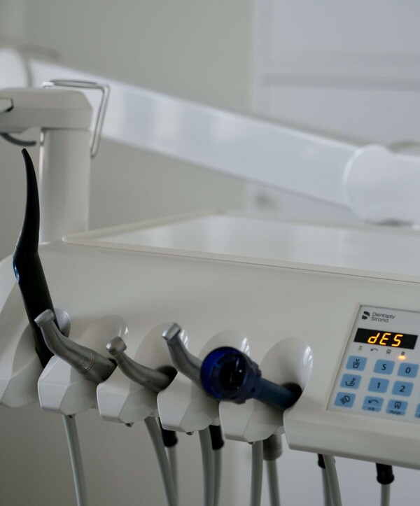 Detailaufnahme von verschiedenen Instrumenten im Behandlungszimmer.