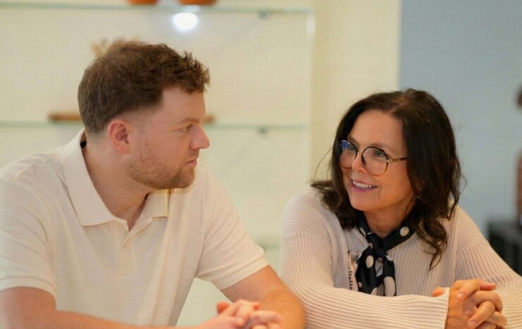 Dr. Erik Jordan (links) unterh&auml;lt sich mit einer Patientin (rechts).