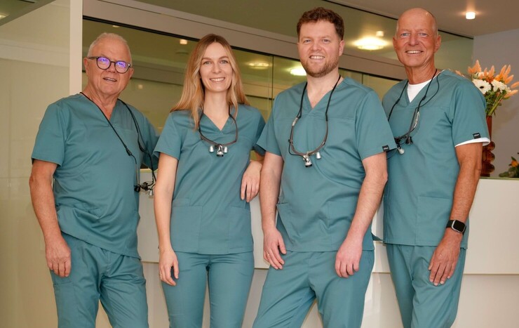 Portr&auml;tbild vor der Rezeption. Von links nach rechts: Wolfgang Jordan, Dr. Isabell Jordan, Dr. Erik Jordan, Sven Fehring.