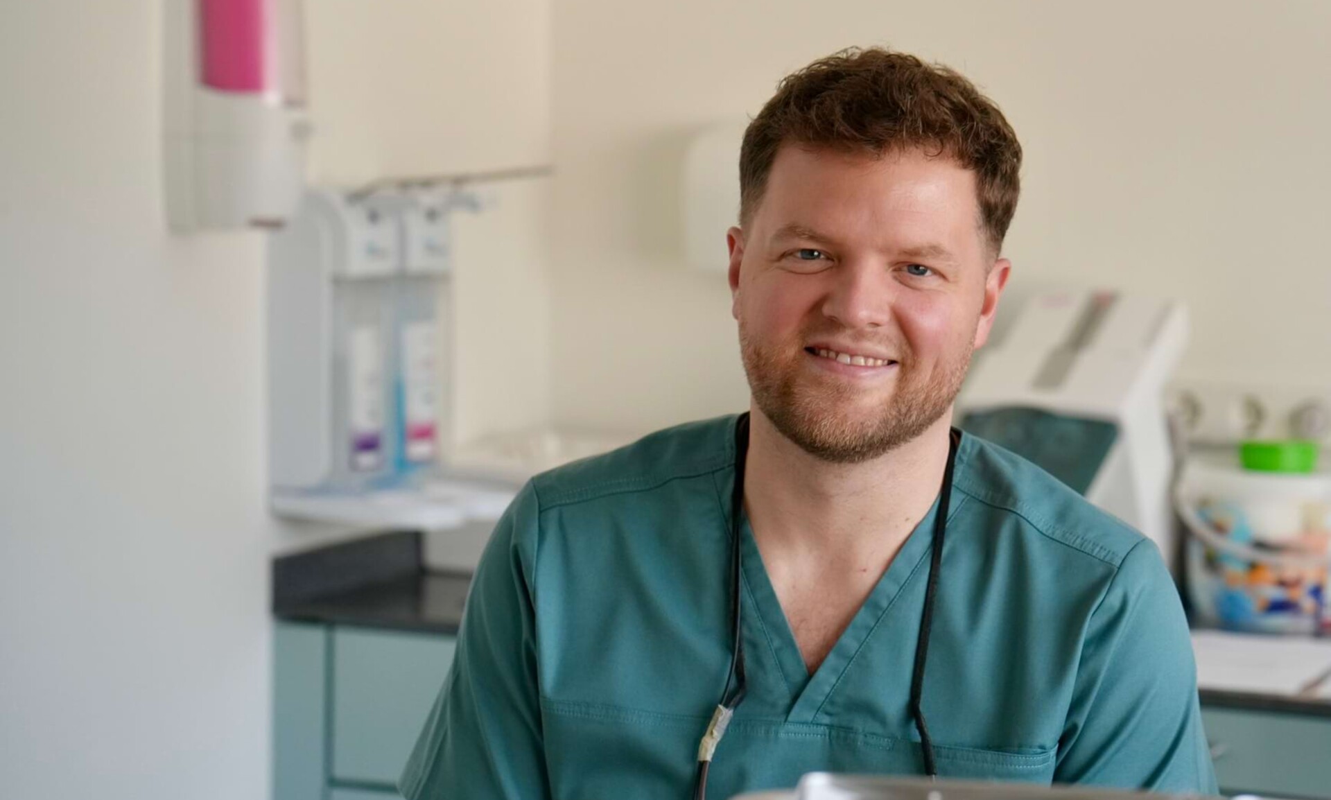 Portr&auml;tfoto von Erik Jordan im Behandlungszimmer.