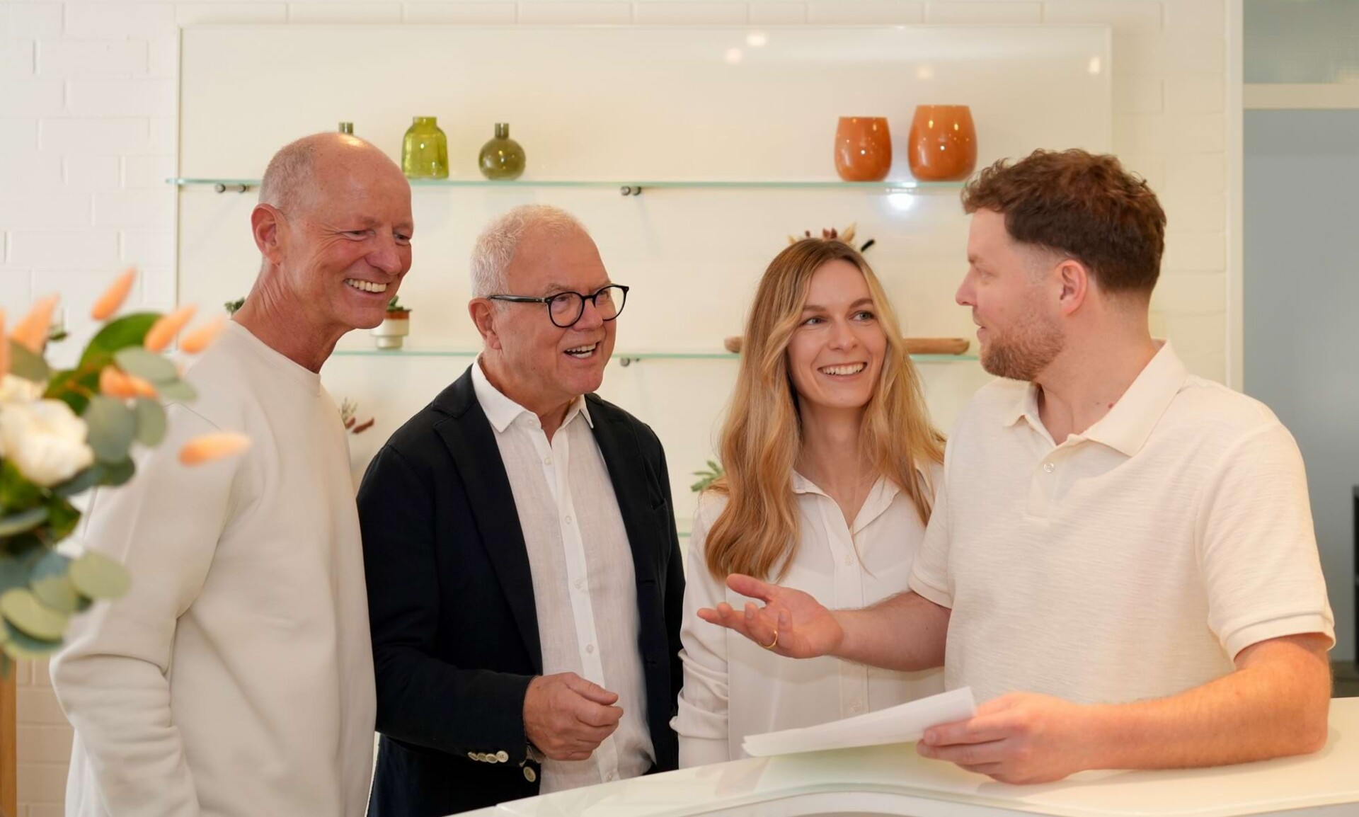 Foto der Behandlerinnen und Behandler im Gespr&auml;ch an der Rezeption. Von links nach rechts: Sven Fehring, Wolfgang Jordan, Isabell Jordan, Erik Jordan.