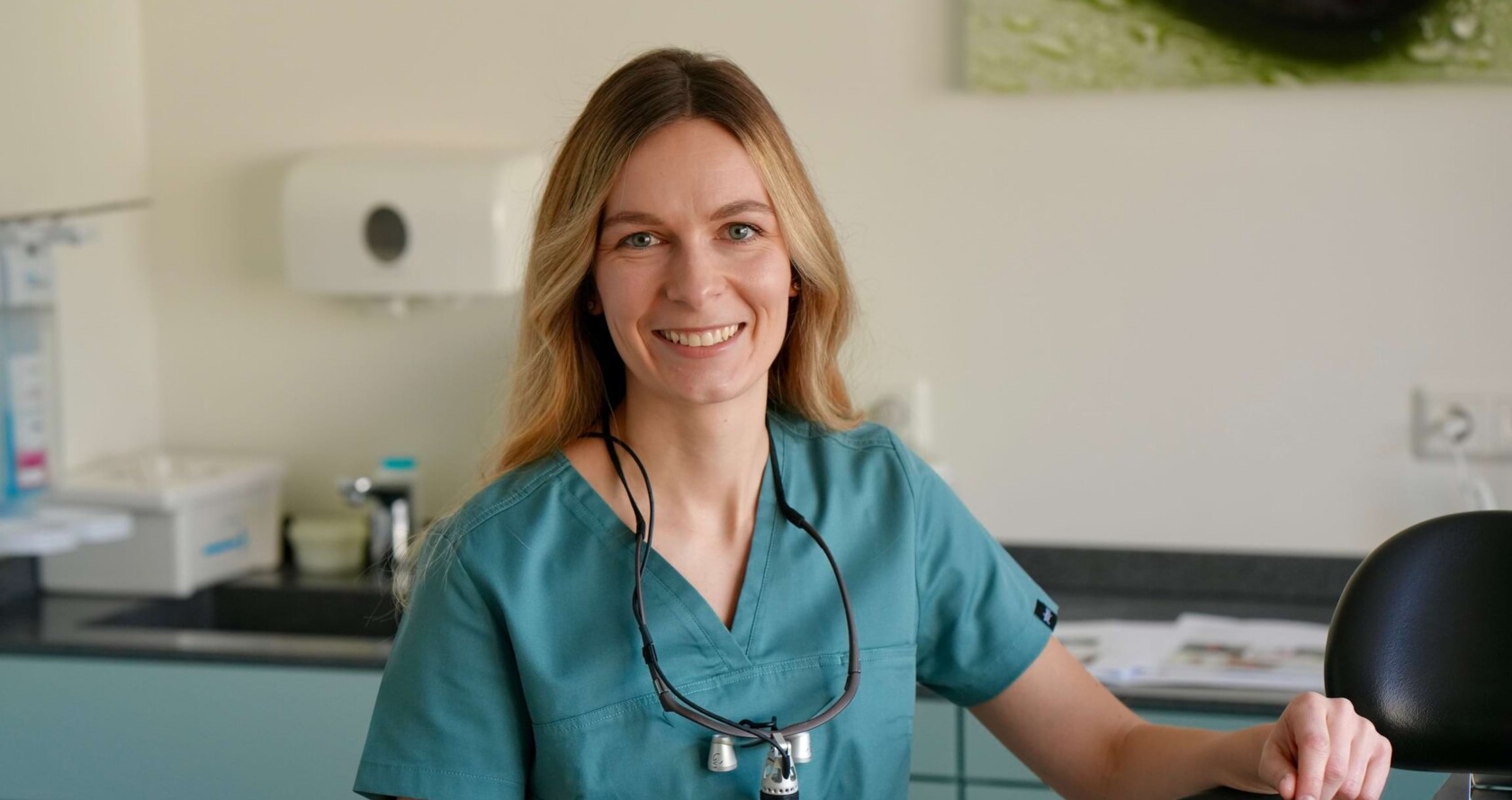 Portraitbild von Isabell Jordan im Behandlungszimmer.