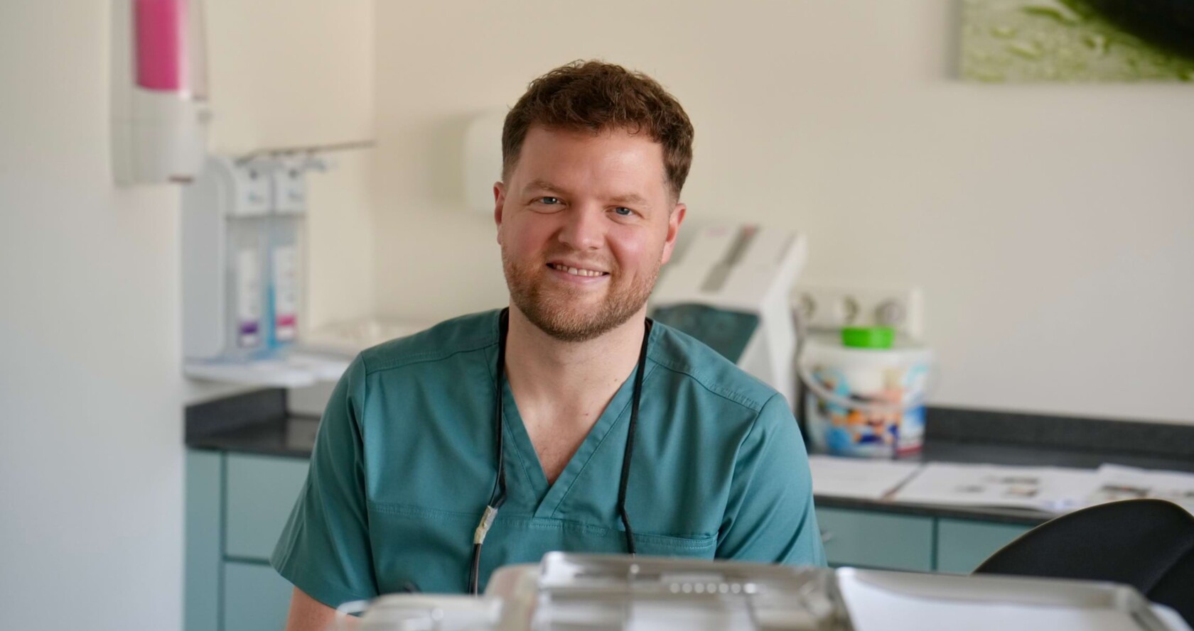 Portraitbild von Erik Jordan im Behandlungszimmer.