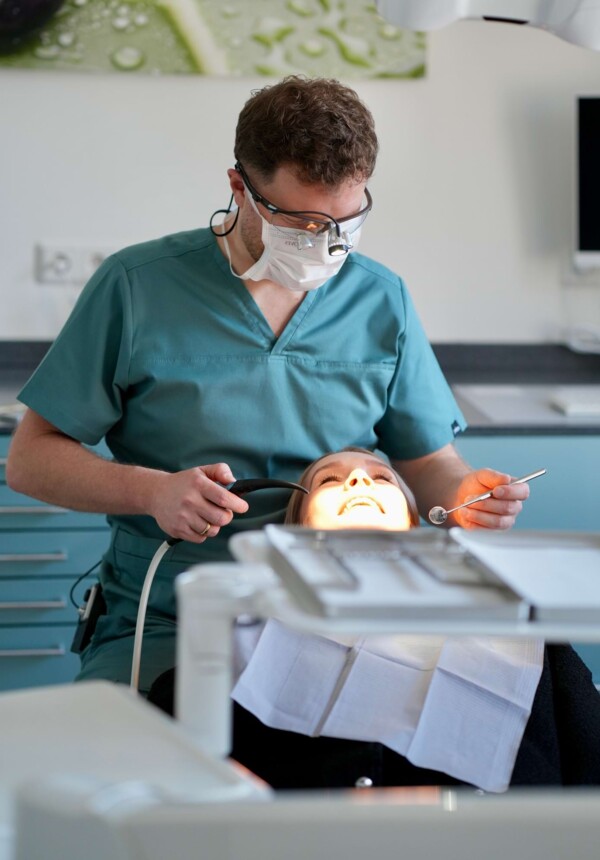 Erik Jordan behandelt eine liegende Patientin.