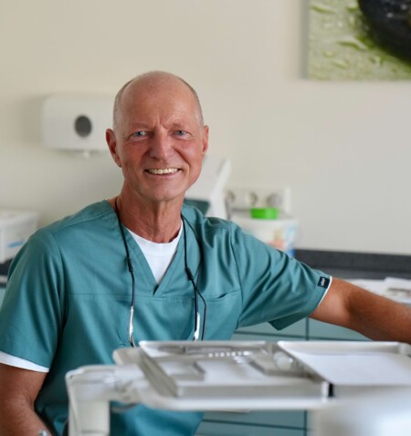 Portraitbild von Sven Fehring im Behandlungszimmer.