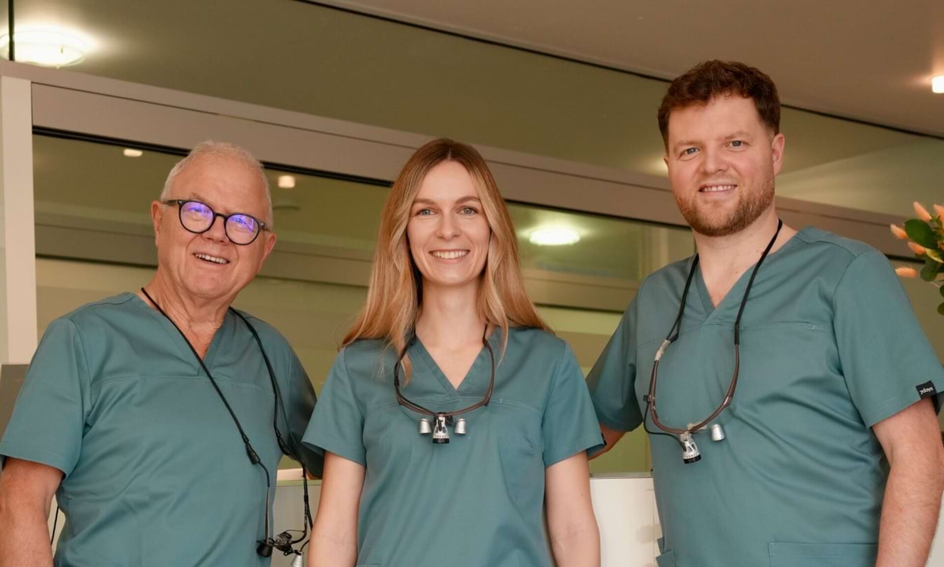 Portr&auml;tbild von der Rezeption. Von links nach rechts: Wolfgang Jordan, Dr. Isabell Jordan und Dr. Erik Jordan.