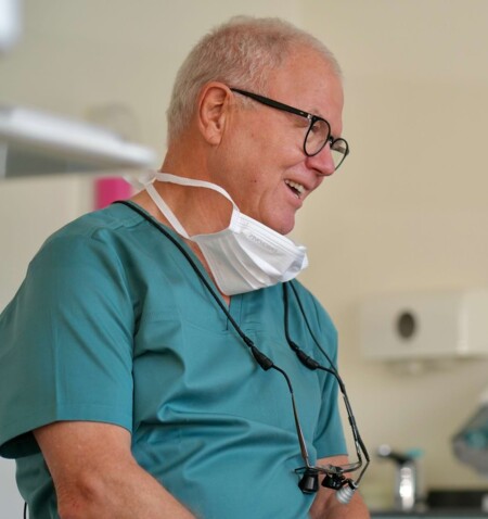 Nahaufnahme von Wolfgang Jordan im Gespr&auml;ch.