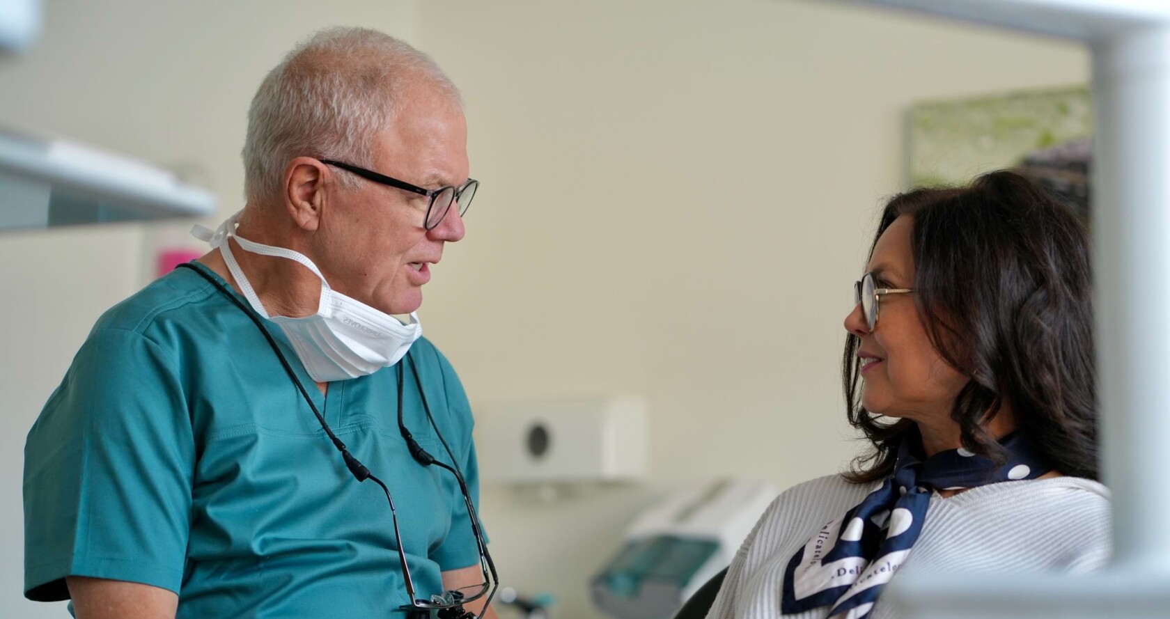 Wolfang Jordan (links) ber&auml;t eine Patienten (rechts).